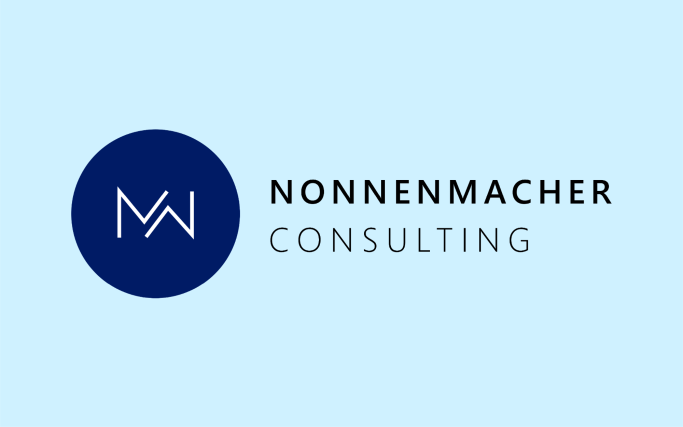 Logo von Nonnenmacher Consulting mit stilisierten Buchstaben "M" und "N".
